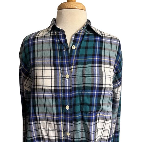 Old Navy Women's Flannel Boyfriend Blue and Green Plaid Button Down Shirt Medium - Picture 2 of 4